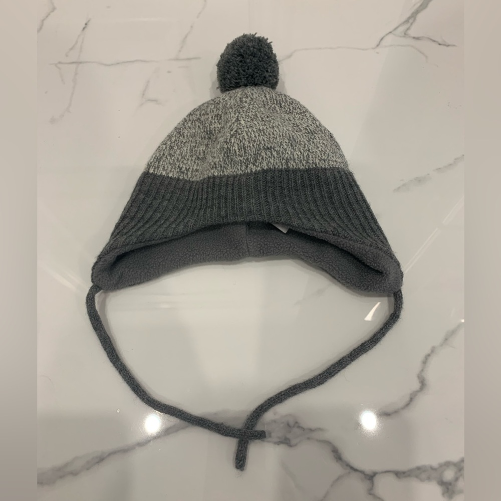 H&M. Baby winter hat. Fleece lined with a pompom. EUC ❄️